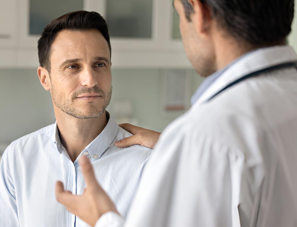 Paciente conversando con un médico durante una consulta de salud